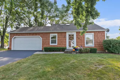 1590 Adams Ave, Saint Charles, IL 60174