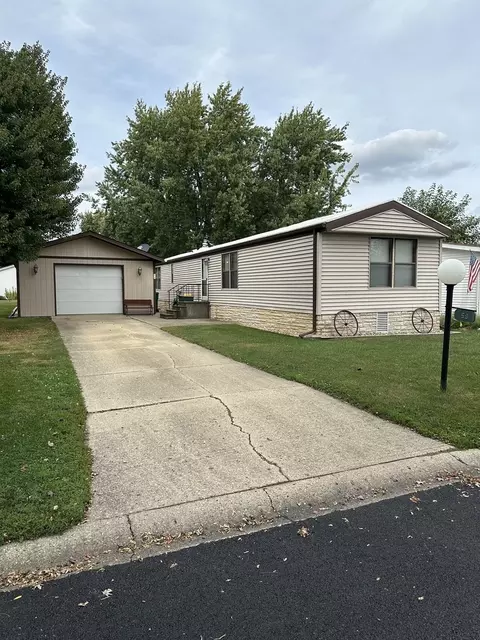 59 Hickory Ln, Sandwich, IL 60548