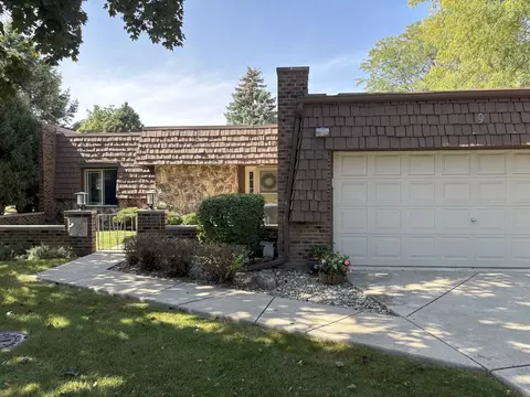 9 Temple Garden Ct, Saint Charles, IL 60174