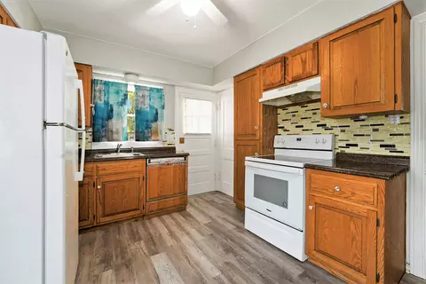 Kitchen - 18302 Roy St, Lansing, IL 60438 photo 2 of 2