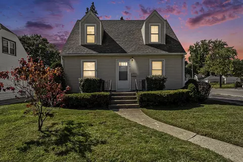 18302 Roy St, Lansing, IL 60438