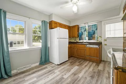 Kitchen - 18302 Roy St, Lansing, IL 60438 photo 1 of 2