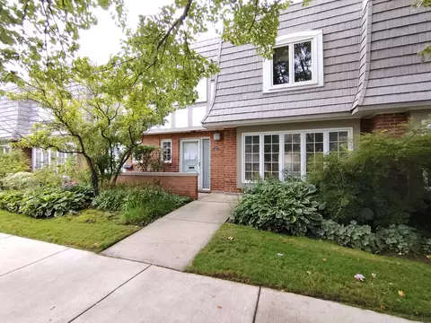1490 Avignon Ct, Highland Park, IL 60035