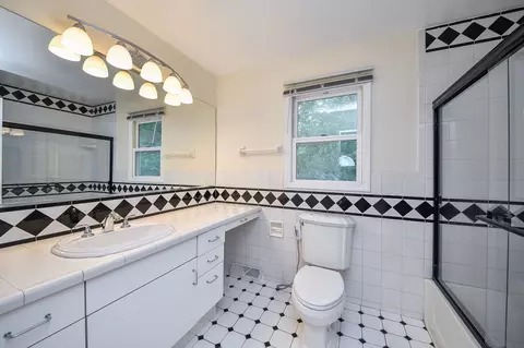 Bath - 339 Windsor Dr, Bartlett, IL 60103 photo 4 of 5