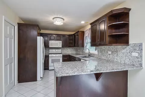Kitchen - 339 Windsor Dr, Bartlett, IL 60103 photo 1 of 2