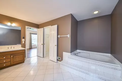Bath - 339 Windsor Dr, Bartlett, IL 60103 photo 3 of 5