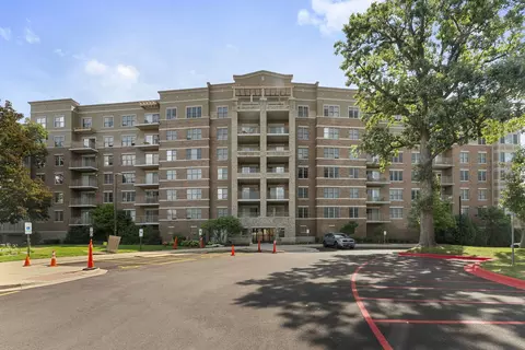 125 Lakeview Dr #406, Bloomingdale, IL 60108