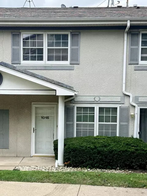 1016 Greenwood Cir #D, Woodstock, IL 60098
