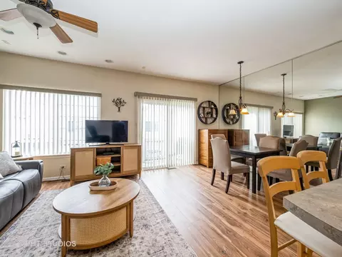 Living - 2437 Daybreak Ct #2437, Elgin, IL 60123 photo 1 of 2