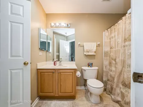 Bath - 2437 Daybreak Ct #2437, Elgin, IL 60123 photo 2 of 2