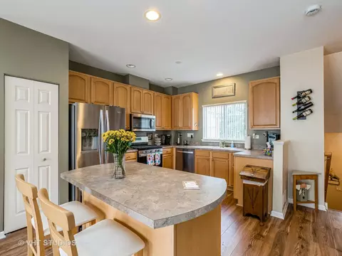 Kitchen - 2437 Daybreak Ct #2437, Elgin, IL 60123 photo 3 of 4