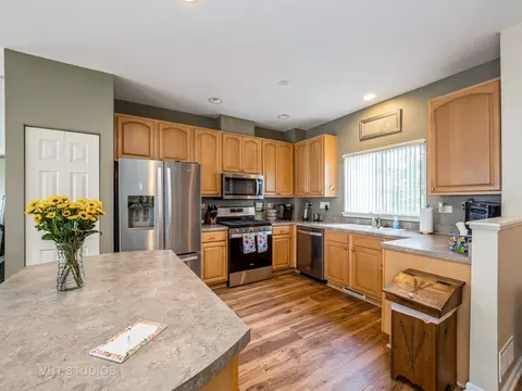 Kitchen - 2437 Daybreak Ct #2437, Elgin, IL 60123 photo 2 of 4
