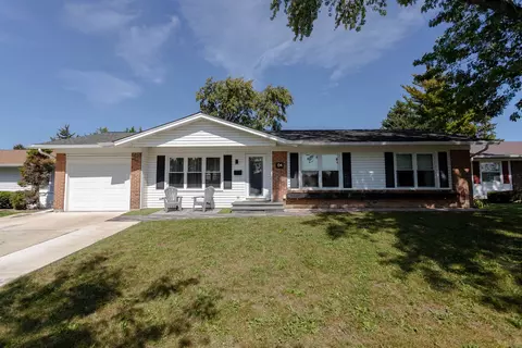 104 Parkchester Rd, Elk Grove Village, IL 60007