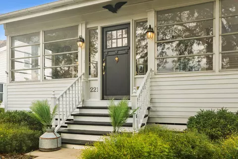 221 Coolidge Ave, Barrington, IL 60010