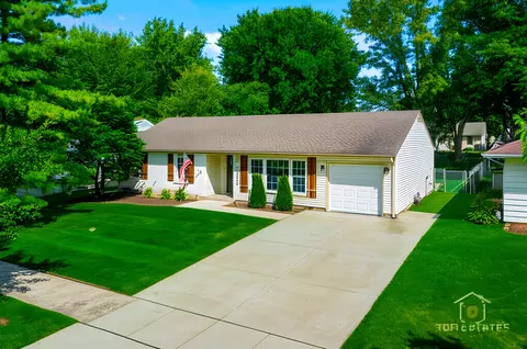 1825 N Kaspar Ave, Arlington Heights, IL 60004