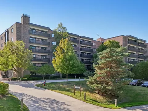 920 Vose Dr #106, Gurnee, IL 60031