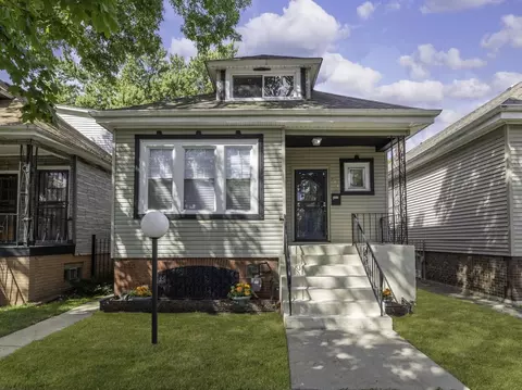 8444 S Essex Ave, Chicago, IL 60617