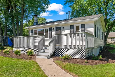 3817 W Lake Shore Dr, Wonder Lake, IL 60097