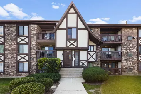527 Cumnor Rd #107, Westmont, IL 60559