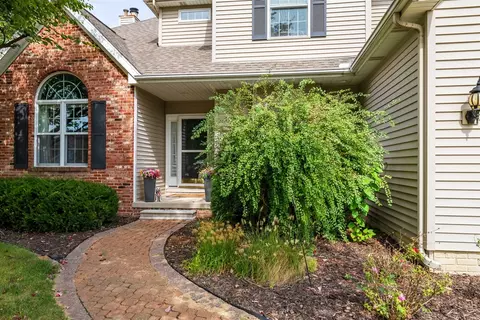 8 Cygnet Xing, Bloomington, IL 61704 photo 3