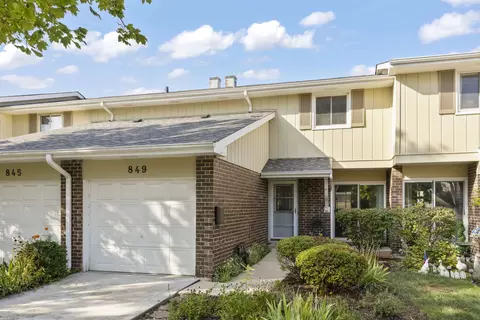 849 Queenswood Ct, Wheaton, IL 60189