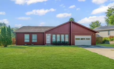 102 S Lake Of The Woods Rd, Mahomet, IL 61853