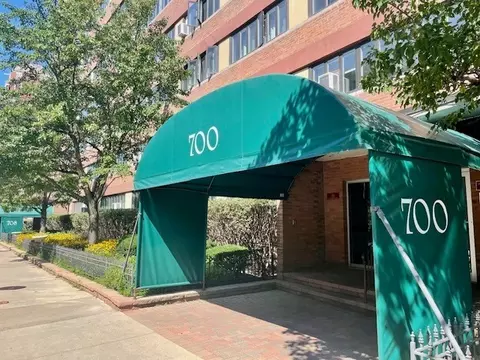 700 W Bittersweet Pl #308, Chicago, IL 60613