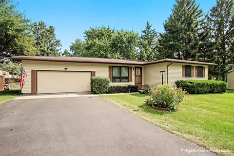 1320 Meadow Ln, Mchenry, IL 60050