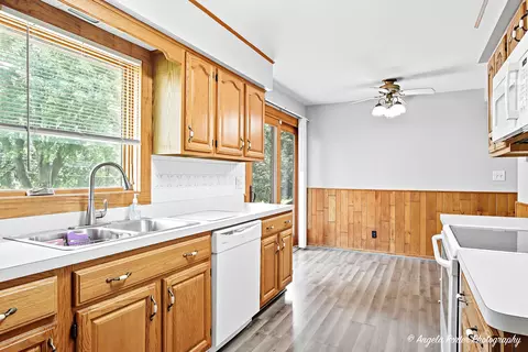 Kitchen - 1320 Meadow Ln, Mchenry, IL 60050 photo 4 of 5