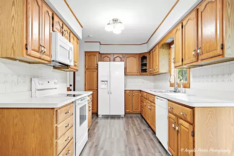 Kitchen - 1320 Meadow Ln, Mchenry, IL 60050 photo 2 of 5