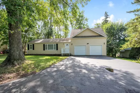 9109 Pine Ave, Wonder Lake, IL 60097