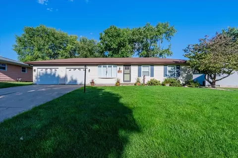 16 Holly Dr, Clinton, IL 61727