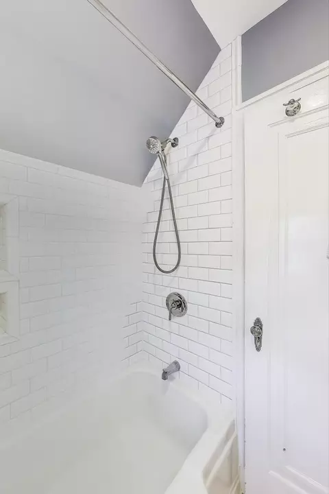 Bath - 908 Lexington St, Wheaton, IL 60187 photo 3 of 3
