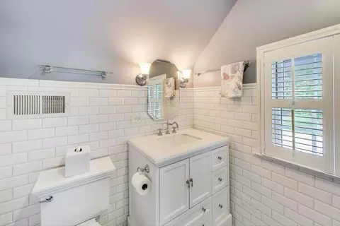 Bath - 908 Lexington St, Wheaton, IL 60187 photo 2 of 3