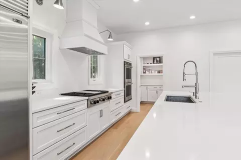 Kitchen - 905 Aurora Way, Wheaton, IL 60189 photo 4 of 6