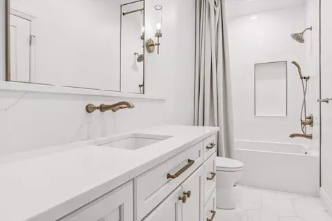 Bath - 905 Aurora Way, Wheaton, IL 60189 photo 5 of 6
