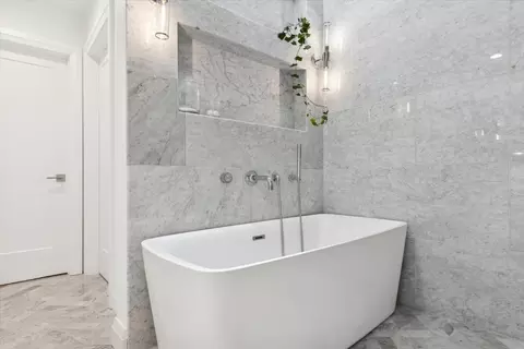 Bath - 905 Aurora Way, Wheaton, IL 60189 photo 2 of 6