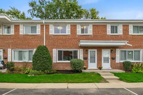 1142 N Boxwood Dr #B, Mount Prospect, IL 60056