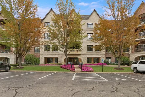 1800 Amberley Ct #110, Lake Forest, IL 60045