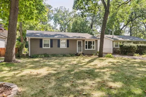 26325 N Walnut Ave, Mundelein, IL 60060
