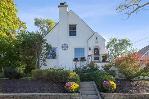 109 W Hillside Ave, Barrington, IL 60010