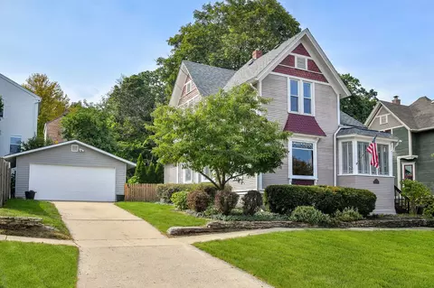 113 S 4th St, Saint Charles, IL 60174