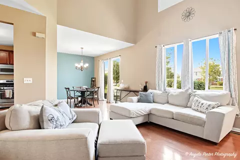 Living - 507 Legend Ln, Mchenry, IL 60050 photo 4 of 4