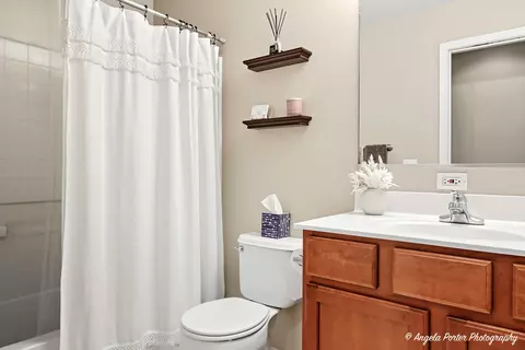 Bath - 507 Legend Ln, Mchenry, IL 60050 photo 2 of 3