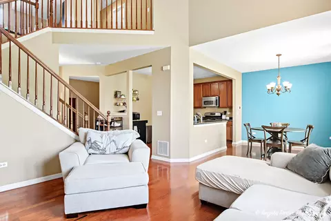 Living - 507 Legend Ln, Mchenry, IL 60050 photo 3 of 4
