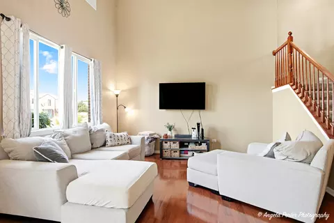 Living - 507 Legend Ln, Mchenry, IL 60050 photo 2 of 4