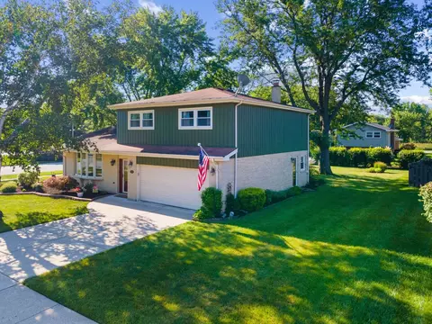 2143 E Peachtree Ln, Arlington Heights, IL 60004