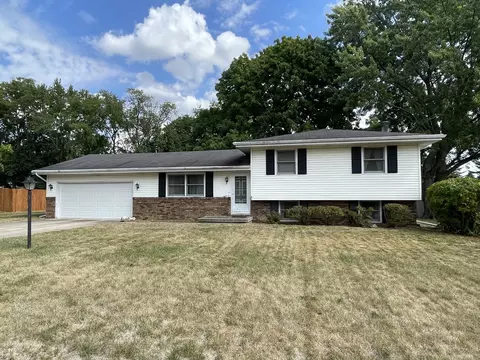412 Weathering Dr, Mahomet, IL 61853