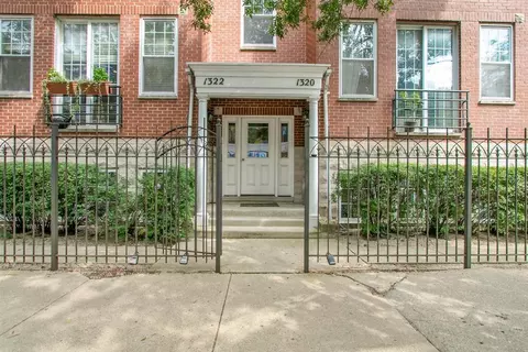 1322 W Belmont Ave #2W, Chicago, IL 60657