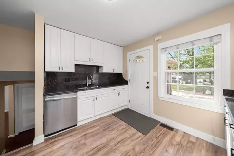 Entry Way - 3204 E Frontage Rd, Rolling Meadows, IL 60008 photo 1 of 1